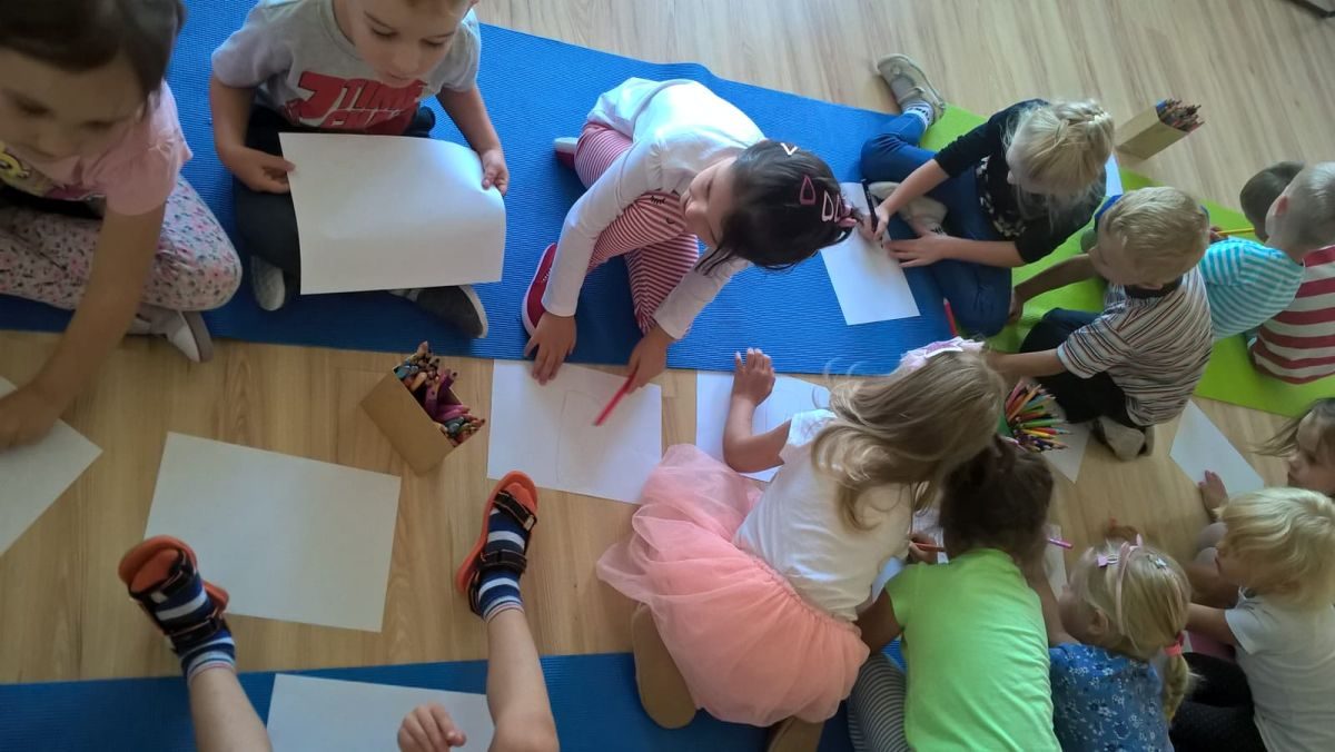 SPOTKANIE Z JUSTYNĄ BEDNAREK AUTORKĄ KSIĄŻEK DLA DZIECI W PRZEDSZKOLU „PIĄTKA” NA ŹRÓDLANEJ.