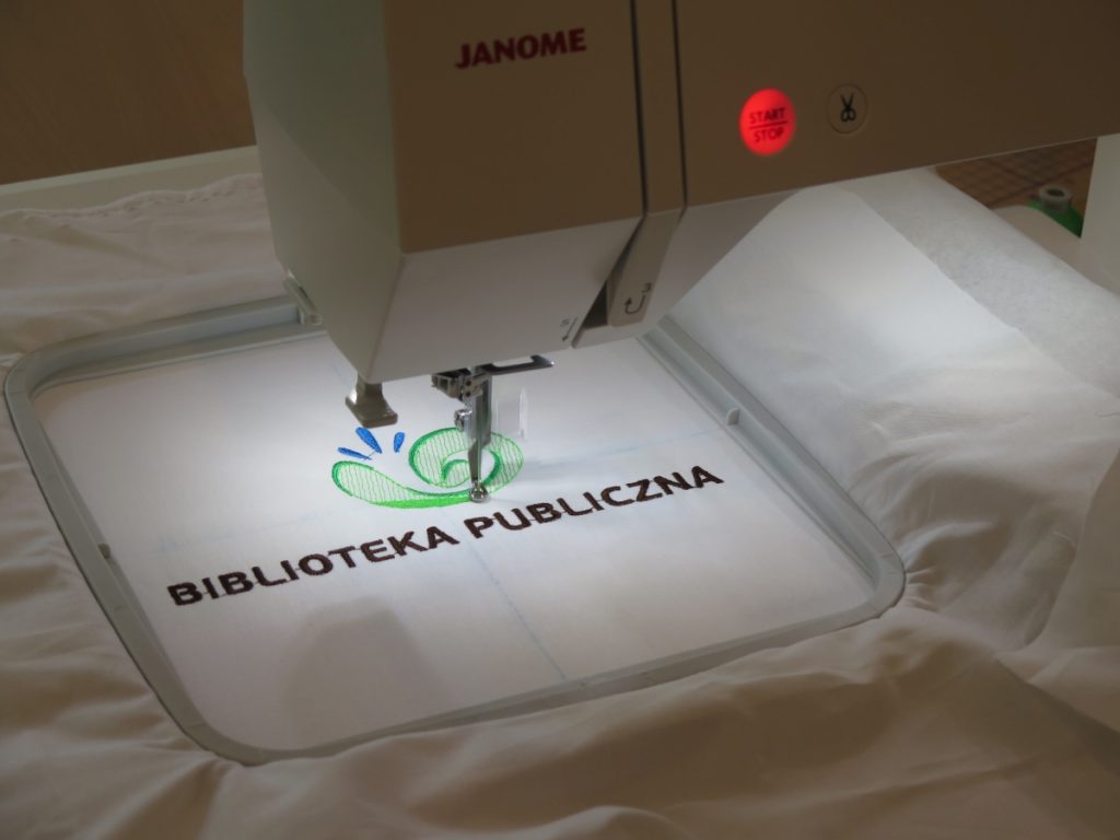 Logo biblioteki w trakcie haftowania