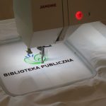 Logo biblioteki w trakcie haftowania