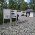 Plansze z wystawą przed Parafią Zdrojową