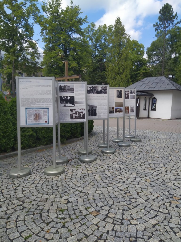 Plansze z wystawą przed Parafią Zdrojową