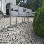 Plansz z wystawą przed Parafią Zdrojową .