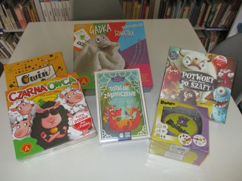 Nagrody zakupione dla uczestników konkursu Biblio Paka. Kolorowe gry.