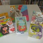 Nagrody zakupione dla uczestników konkursu Biblio Paka. Kolorowe gry.