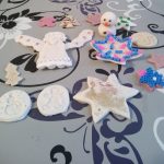 Na zdjęciu figurki białe wykonane z masy porcelanowej gwiazdki, mikołaj,choinka, aniołek