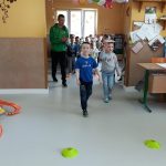 Dwóch chłopców idzie wyprostowanych i skoncentrowanych, a na ich głowach leżą małe książki. Zawodnicy muszą przejść wyznaczoną trasę, uważać żeby nie spadła im książka i wrócić jak najszybciej do swoich drużyn.
