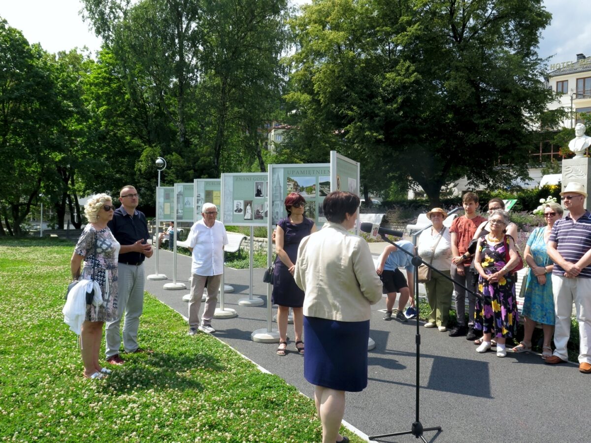 Otwarcie wystawy plenerowej ,,Dr Michał Zieleniewski – twórca świetności Krynicy”