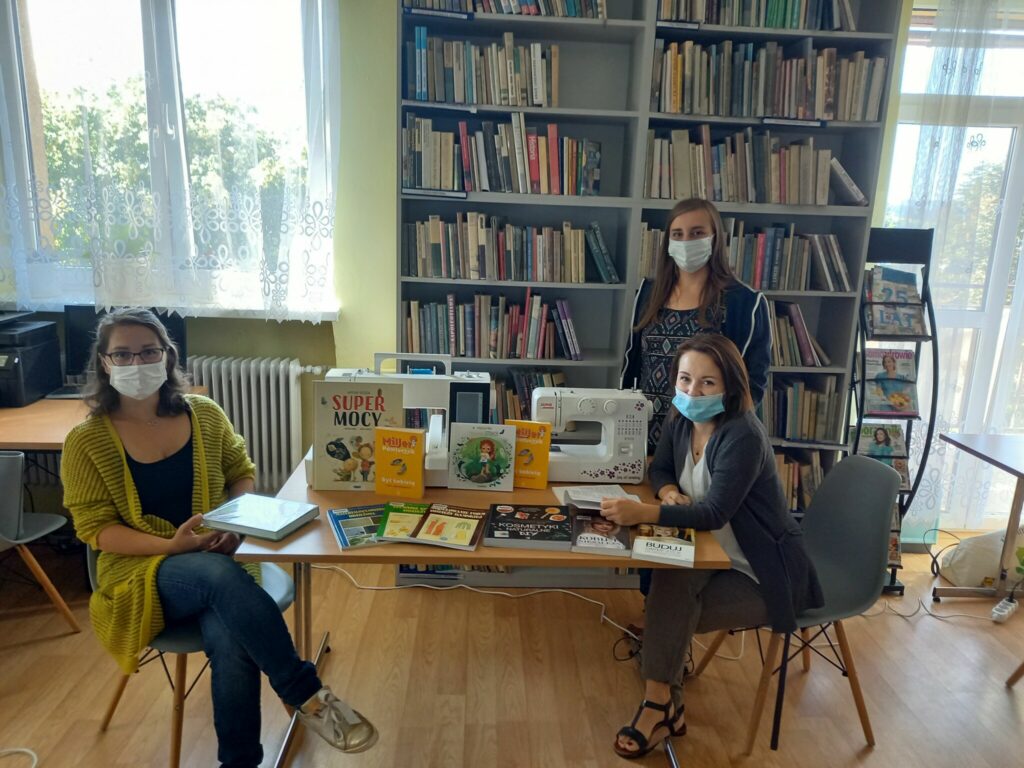 Warsztaty kroju i szycia w bibliotece w Tyliczu
