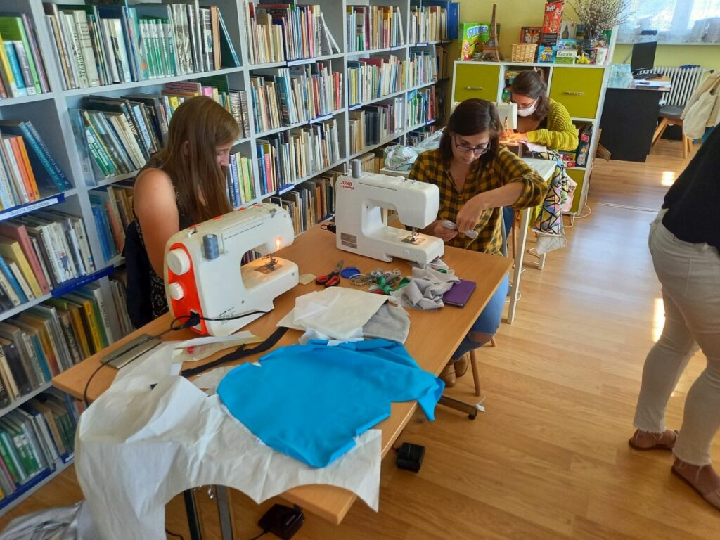 Warsztaty kroju i szycia w bibliotece w Tyliczu