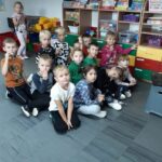 Grupa przedszkolaków siedzi wygodnie w sali i słucha bajki pt. „Wielka przygoda Jeżyka”.