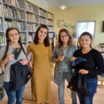 Na zdjęciu widać 3 uczestniczki projektu "MAMY-to!" wraz z prowadzącą zajęcia na temat: prowadzenia własnej firmy, prezentujące wykonane podczas zajęć worko-plecaki oraz saszetki na drobiazgi.