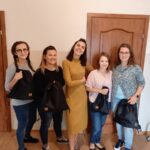 Na zdjęciu widać cztery uczestniczki projektu "MAMY-to!" wraz z prowadzącą zajęcia na temat: prowadzenia własnej firmy, prezentujące powstałe podczas warsztatów worko-plecaki.