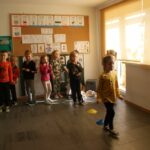 W sali przedszkolnej właśnie rozgrywane są wyścigi. Dzieci trzymają w buziach łyżeczki w których umieszczone są słodkie misie żelki i mają za zadanie pokonać ułożony na podłodze slalom.