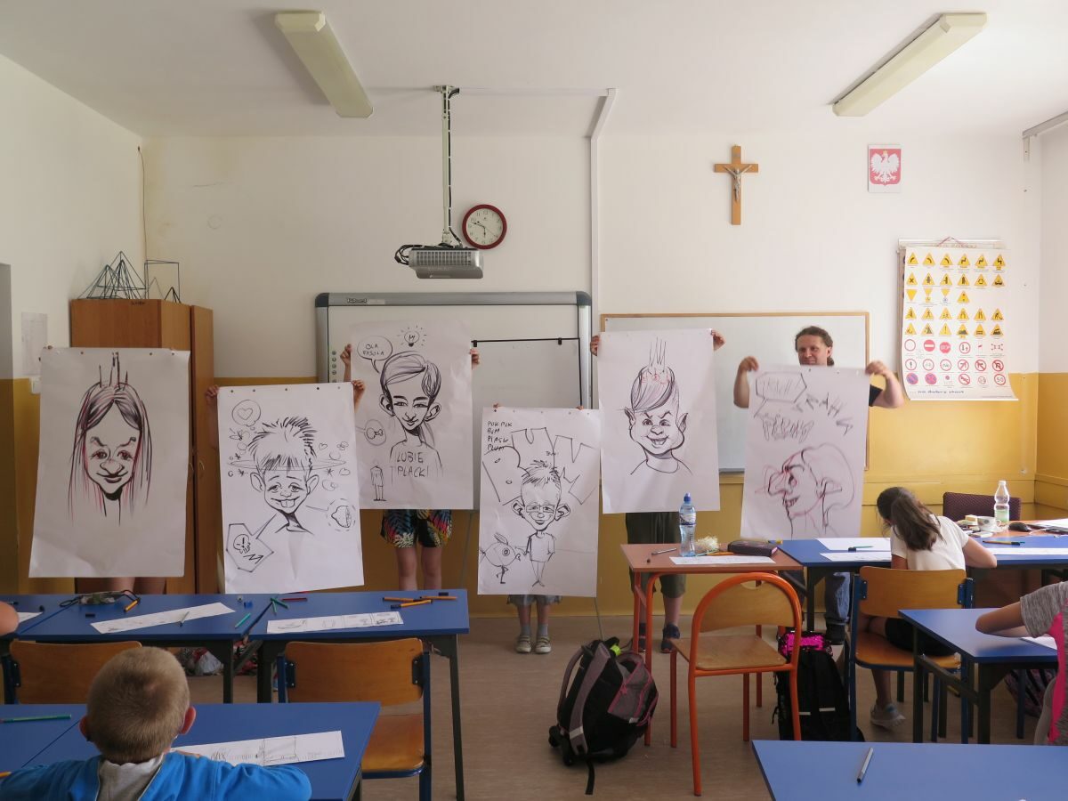Dzieci ze szkoły w Piorunce uczą się rysować komiksy