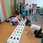 W klasie na podłodze rozłożono „Elfią Ścieżkę” na której są odbite kolorowe ślady rąk i nóg. Zadaniem dzieci jest przejść po niej różnymi torami.