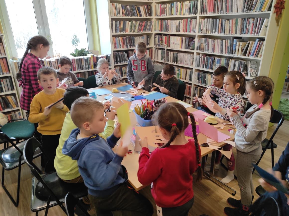 KOLOROWE FERIE Z BIBLIOTEKĄ – DZIEŃ BABCI I DZIADKA