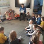 W przedszkolnej sali dzieci siedzą w kółeczku i słuchają z zainteresowaniem bajki o niedźwiadku polarnym Alfiku.