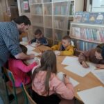 Mali rysownicy pracują nad poszczególnymi kadrami naszego komiksu. Pan Hubert pomaga jednej z dziewczynek naszkicować główną bohaterkę.