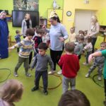 na zdjęciu widać kolorową salę oraz bawiące się w niej dzieci wraz z opiekunkami.