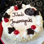 na zdjęciu widać tort z napisem Klub Jaworzynki.