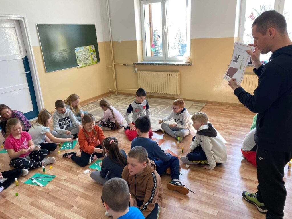Uczniowie zgadują razem z bibliotekarzem przyrodnicze zagadki, a także poznają wiosenne kwiaty i zwyczaje zwierząt.