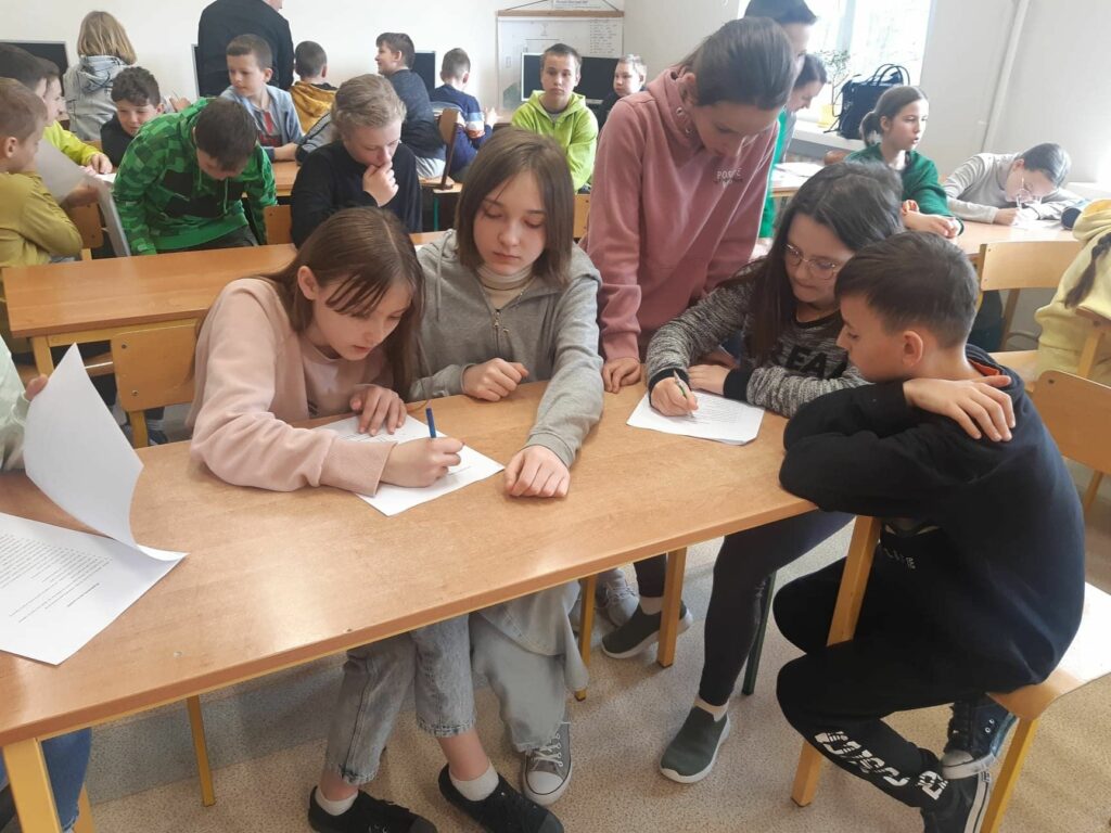Biorący udział w zajęciach uczniowie dobrali się w kilkuosobowe grupy i wspólnymi siłami rozwiązują ekologiczną krzyżówkę.