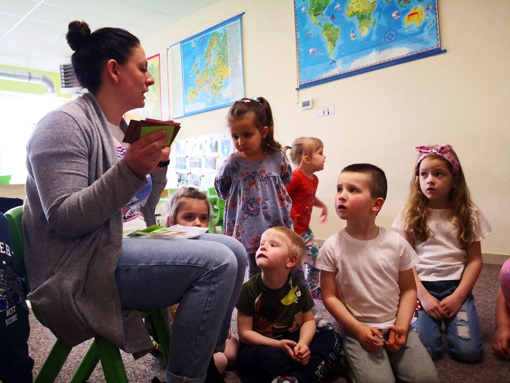 Z książką do przedszkola – Kurka Śnieżka i siedem sówek