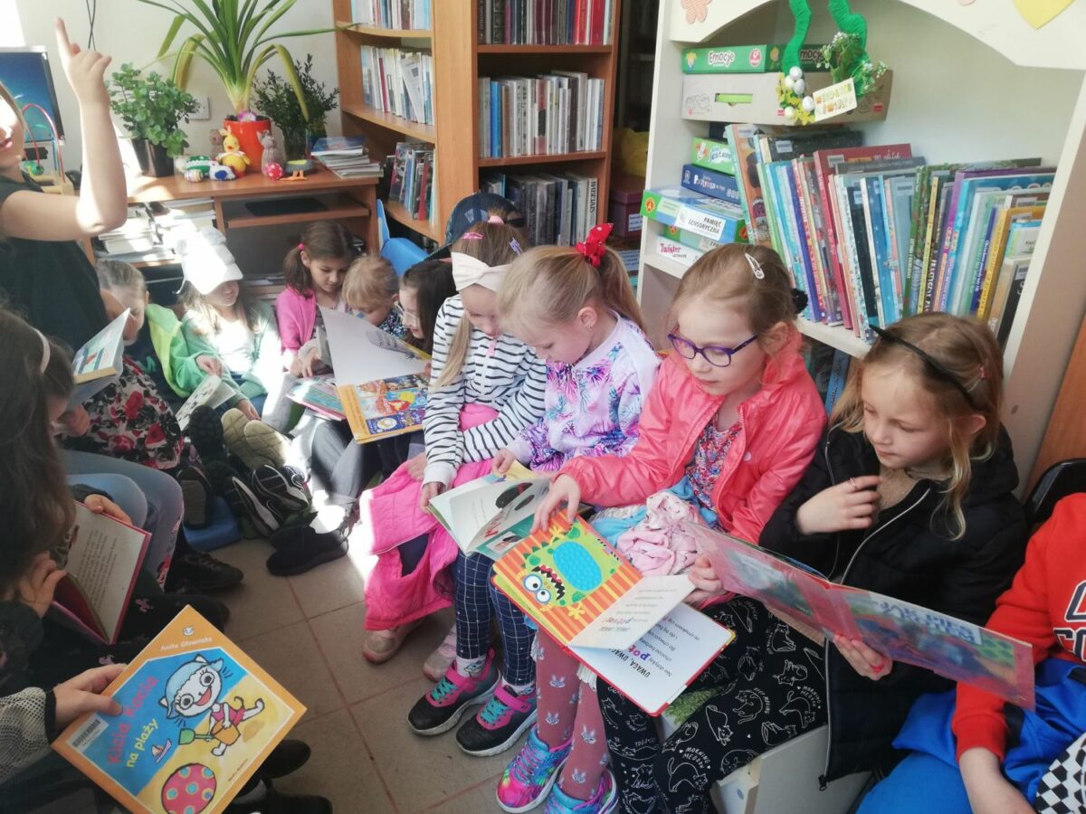 ODWIEDZINY ZERÓWKI Z „PIĄTKI” W BIBLIOTECE  NA ŹRÓDLANEJ