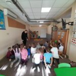 Już za moment zgromadzone na początku sali dzieci wystartują w leśnym wyścigu. Do zebrania będą rozłożone w drugiej części kolorowe stożki, czyli kasztany, żołędzie i orzechy.