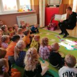 W przedszkolnej sali dzieci siedzą w kółeczku i słuchają z zainteresowaniem bajki o „Misiu Tulisiu”.