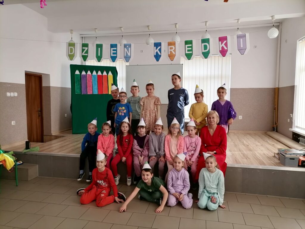 Na zdjęciu grupa dzieci wraz z panią wychowawczynią