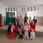 Na zdjęciu grupa dzieci wraz z panią wychowawczynią