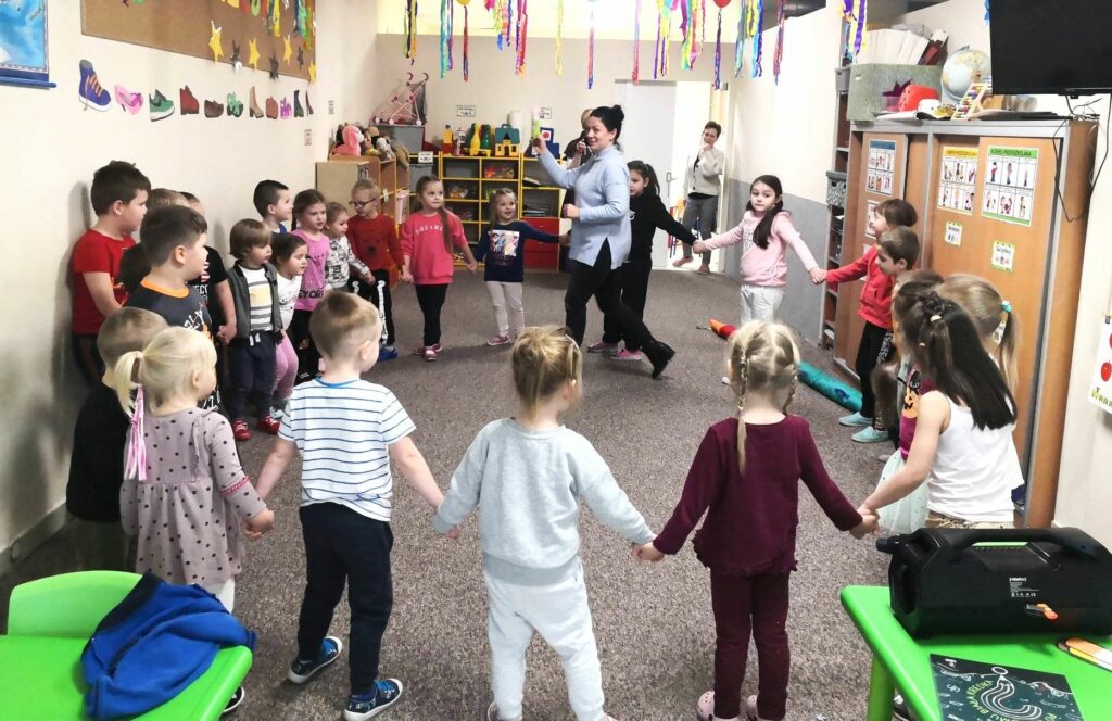 na zdjęciu widać dzieci tańczące w sali przedszkolnej