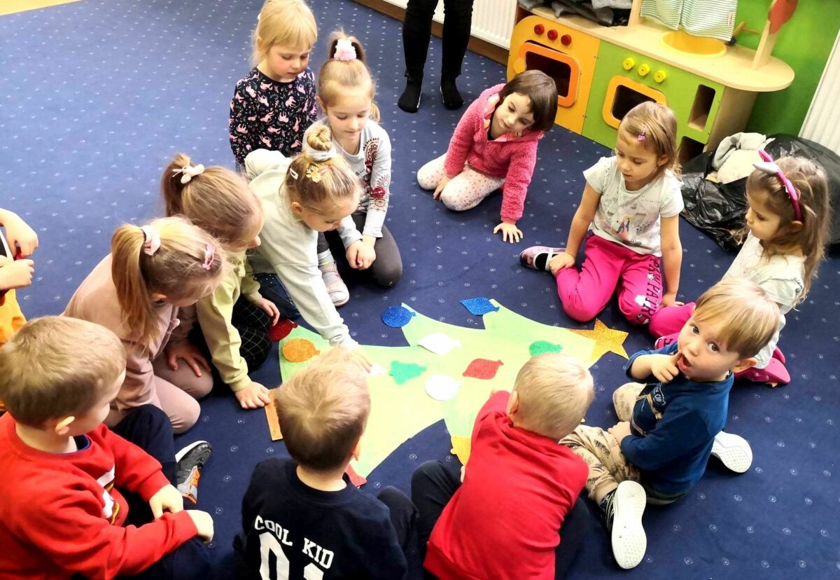 Przedszkolne zajęcia w świąteczno-zimowym klimacie