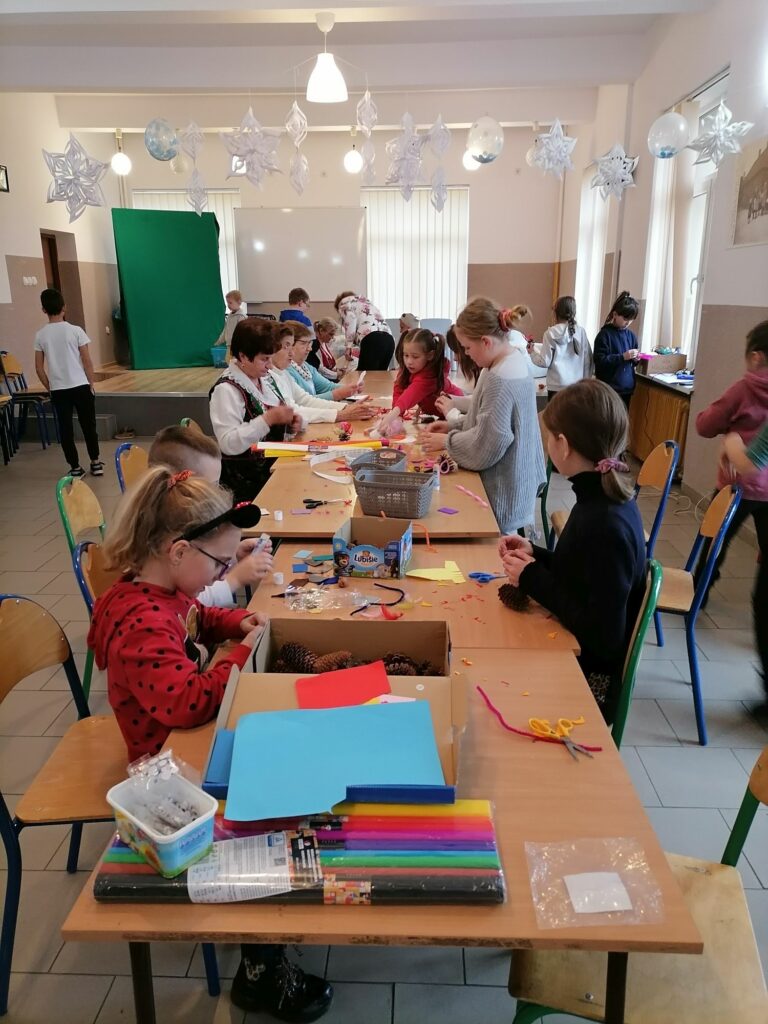 Warsztaty tradycyjnych ozdób świątecznych w Tyliczu