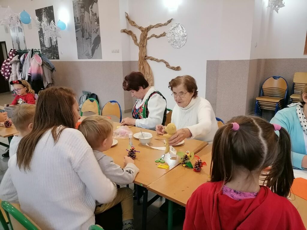 Warsztaty tradycyjnych ozdób świątecznych w Tyliczu