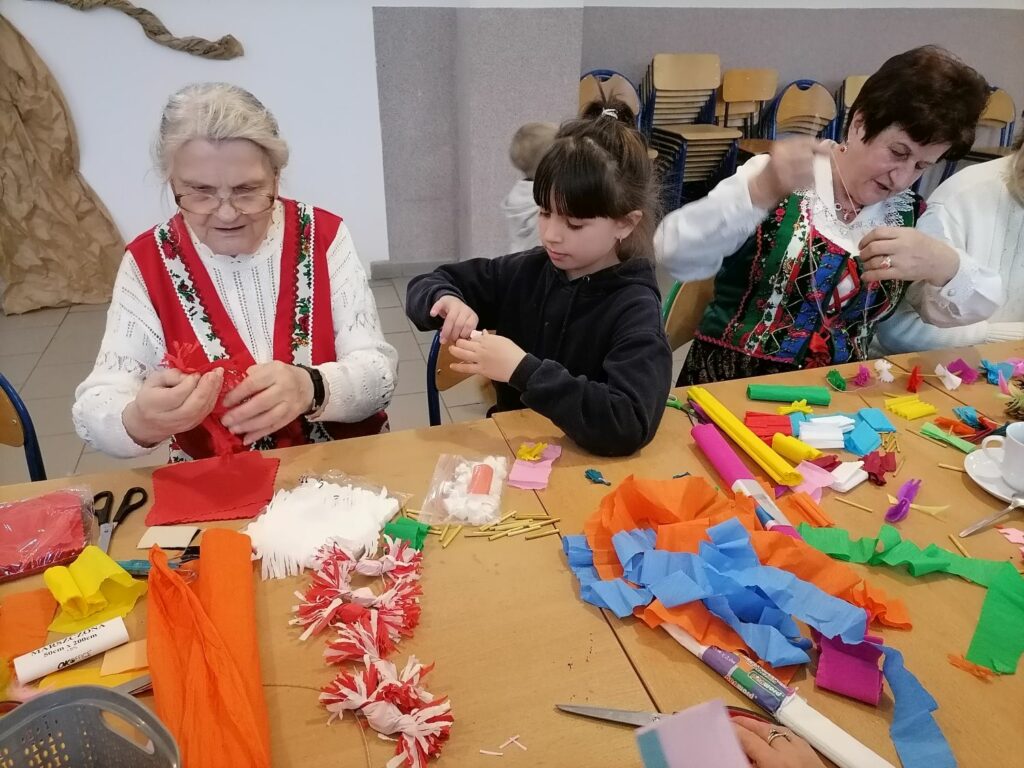 Warsztaty tradycyjnych ozdób świątecznych w Tyliczu
