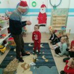 Na ścianie wisi wykonana z czerwonego filcu wielka postać świętego Mikołaja, który w swoim kubraku ma kieszonki, a w nich znajdują się słodkie niespodzianki. Jeżeli dziecko wykona wylosowane z pudełka zadanie otrzymuje w nagrodę słodką niespodziankę.