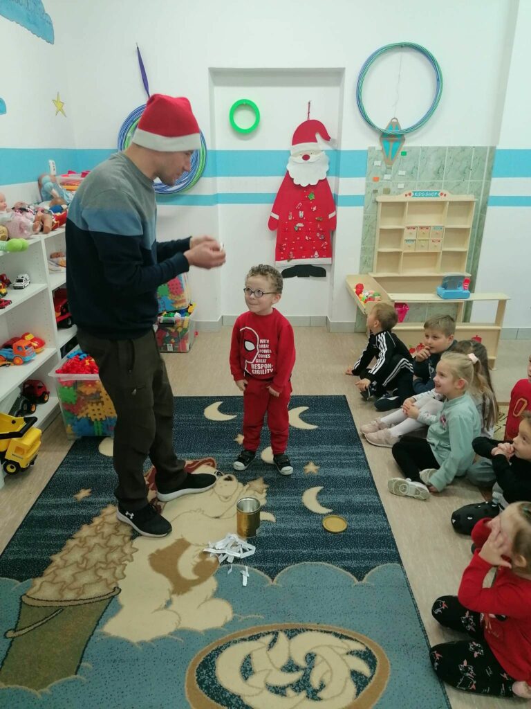 Na ścianie wisi wykonana z czerwonego filcu wielka postać świętego Mikołaja, który w swoim kubraku ma kieszonki, a w nich znajdują się słodkie niespodzianki. Jeżeli dziecko wykona wylosowane z pudełka zadanie otrzymuje w nagrodę słodką niespodziankę.