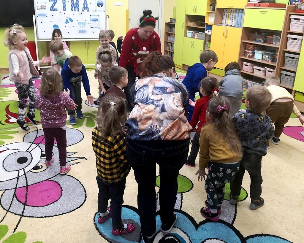 - na zdjęciu widać tańczące dzieci