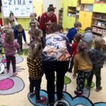 - na zdjęciu widać tańczące dzieci