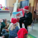 W przedszkolnej sali dzieci siedzą w kółeczku i słuchają z zainteresowaniem bajki pt. „O prawdziwym świętym Mikołaju”.