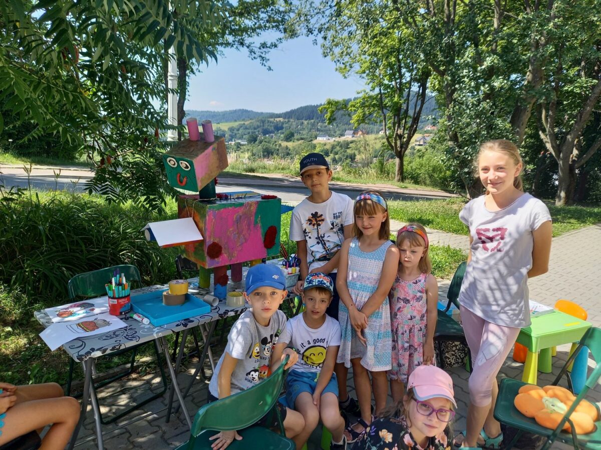 WAKACYJNE ZAJĘCIA W BIBLIOTECE NA ŹRÓDLANEJ – TYDZIEŃ DINOZAURÓW