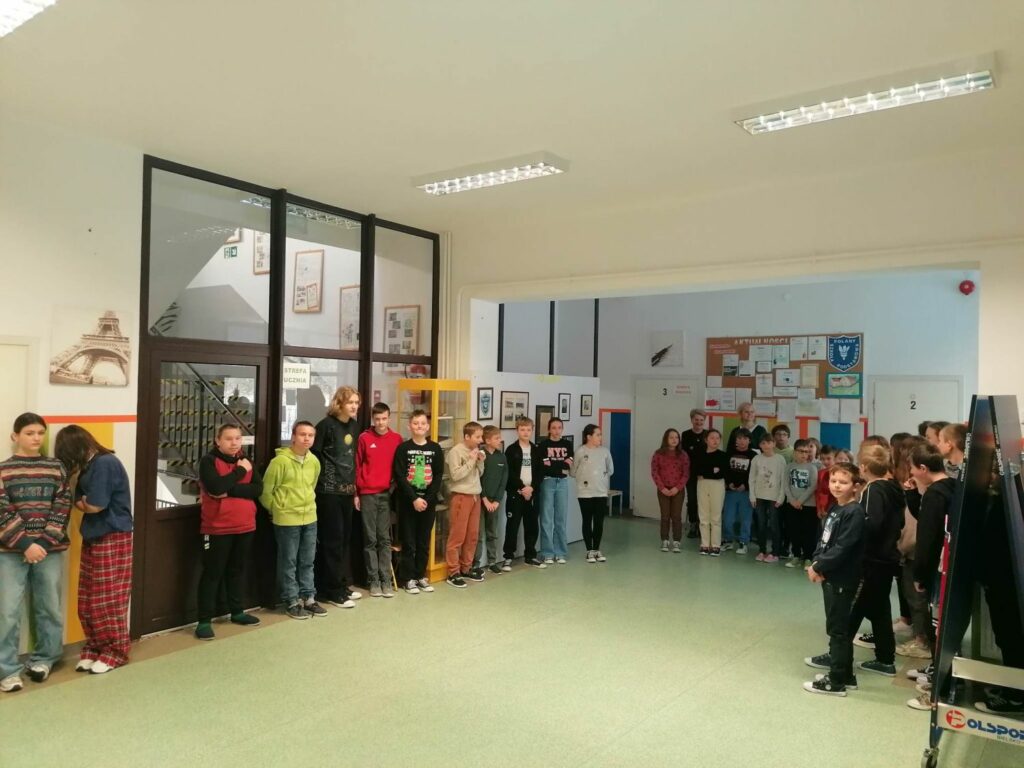W holu szkoły zebrali się wszyscy uczniowie, aby podczas uroczystego apelu wyłonić i nagrodzić zwycięzców konkursów zorganizowanych przez Bibliotekę w Bereście i Bibliotekę Szkolną.