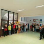 W holu szkoły zebrali się wszyscy uczniowie, aby podczas uroczystego apelu wyłonić i nagrodzić zwycięzców konkursów zorganizowanych przez Bibliotekę w Bereście i Bibliotekę Szkolną.