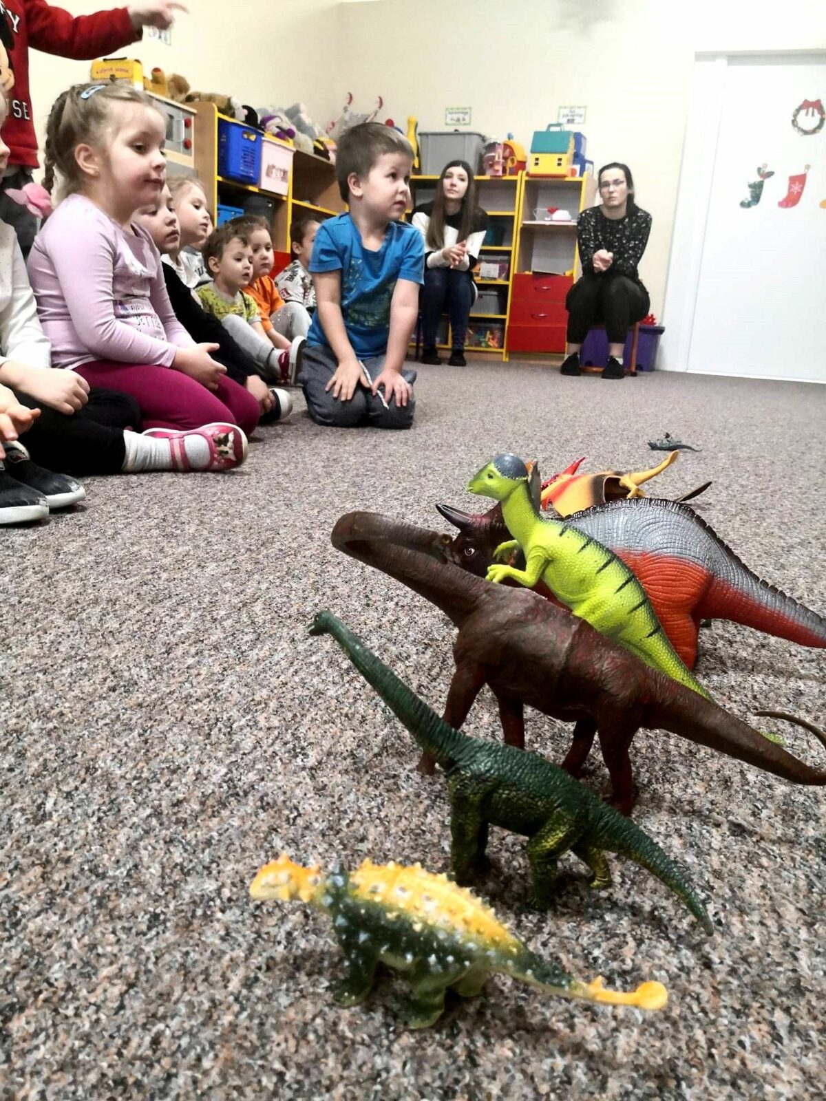 Z książką do przedszkola wybrały się dinozaury.