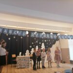 Na scenie stoją dzieci i recytują wierszyki z okazji dna babci i dziadka