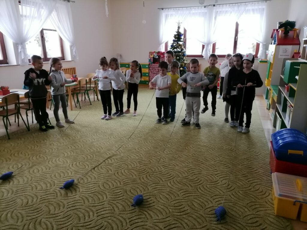 w sali w przedszkolu dzieci bawia sie w łowienie rybek
