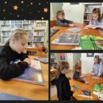 kolaż utworzony z trzech zdjęć, na zdjęciach widoczna jest sala biblioteczna, stół, przy stole siedzą dzieci, czytają książki, grają w grę edukacyjną