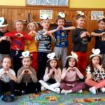 zdjęcie przedstawia grupę przedszkolaków w sali przedszkolnej.